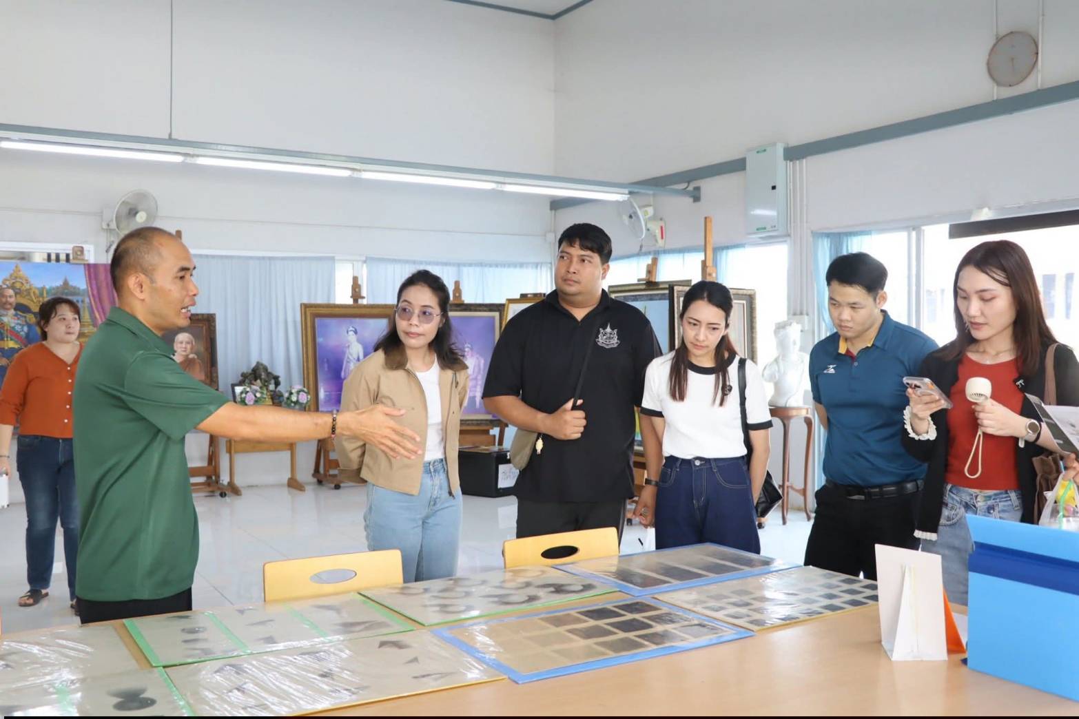 title - ผอ.ศพส. ให้การต้อนรับ คณะนักศึกษาโครงการรัฐประศาสนศาสตรมหาบัณฑิต รุ่นที่ 18 มหาวิทยาลัยรามคำแหง เข้าเยี่ยมชมแผนกฝึกอบรมทั้ง 12 แผนก และพื้นที่ภายในศูนย์ส่งเสริมและพัฒนาอาชีพเสริมนอกภาคการเกษตร